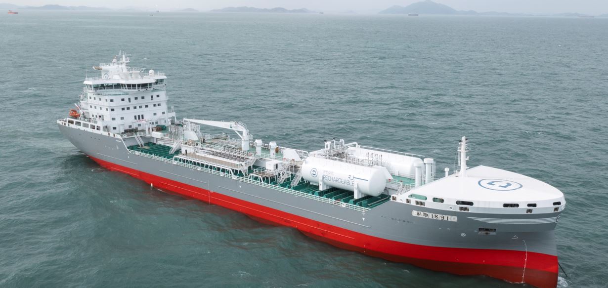 LNG fuelled ship with Chart fuel tanks
